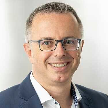 Portraitfoto von Dr. Heiko Althoff. Er trägt einen dunkelblauen Anzug und schaut direkt in die Kamera.
