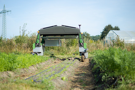 Ein Roboter des Startups Nature Robots fährt auf einem Teststreifen
